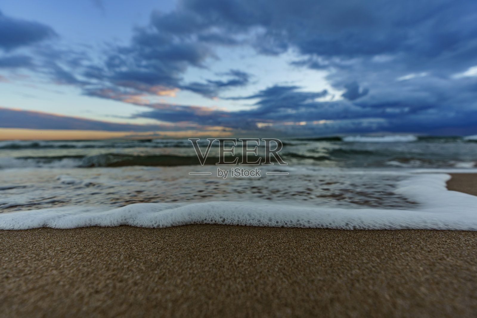 美丽模糊的海浪拍打着沙滩照片摄影图片