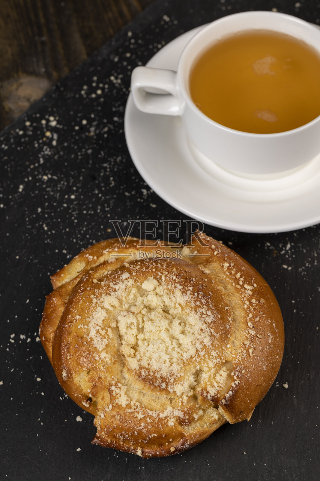 新鲜柔软的小圆面包,里面有椰子馅照片摄影图片