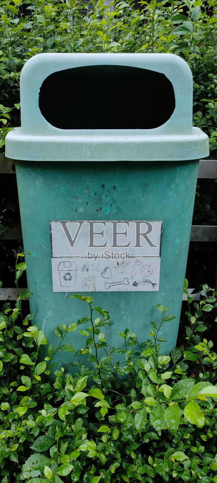 一个塑料垃圾桶安装在公园,近距离观看照片摄影图片