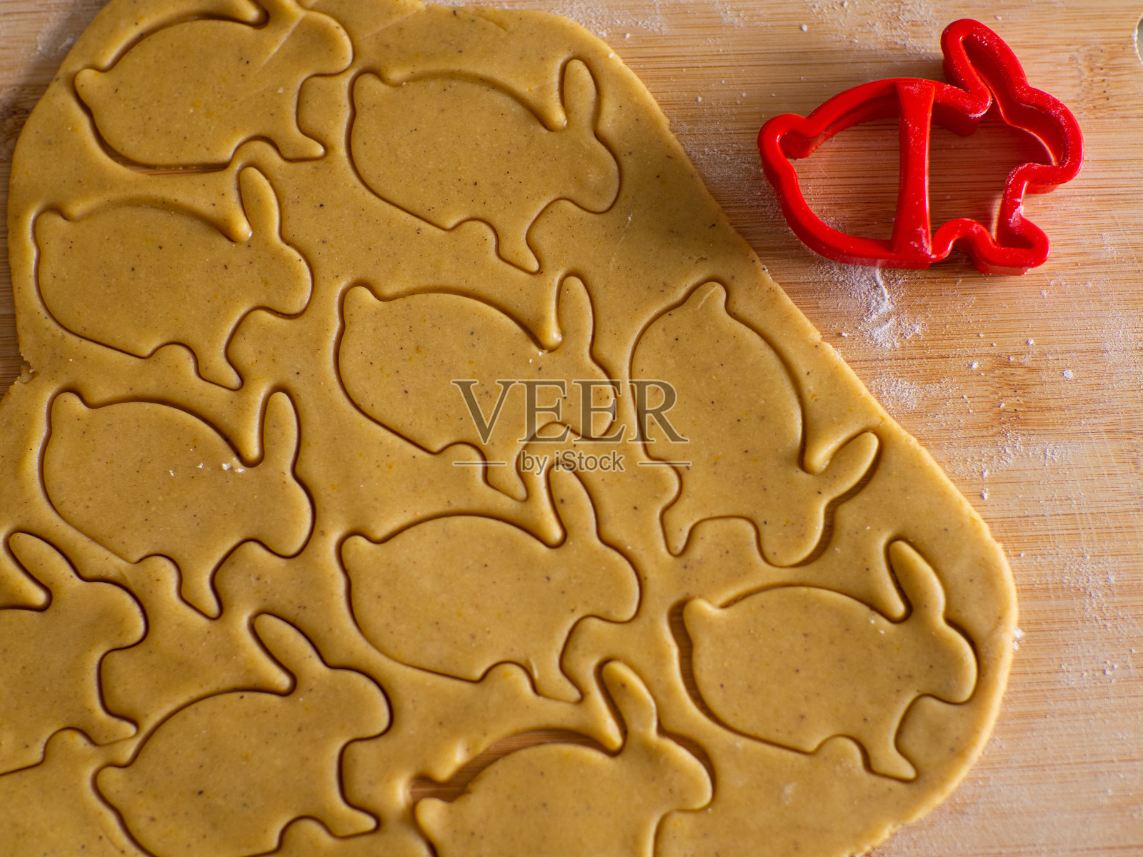 特写揉姜面团和雕刻雕像照片摄影图片