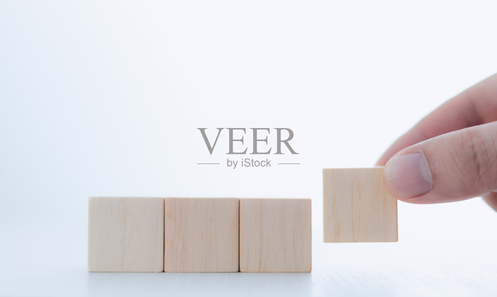 商人们排起木块,腾出空间工作照片摄影图片