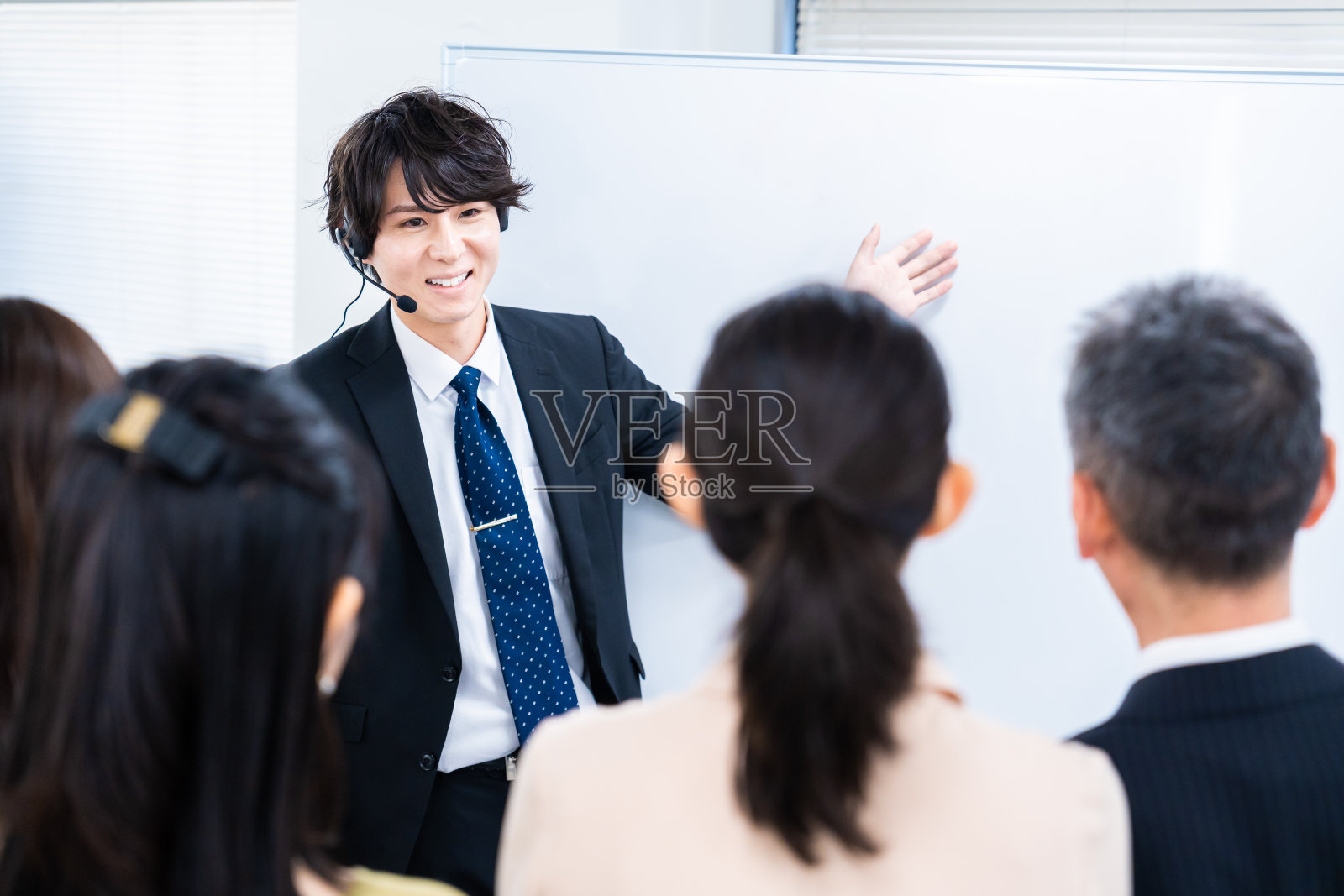 商人在他的办公室里进行培训照片摄影图片