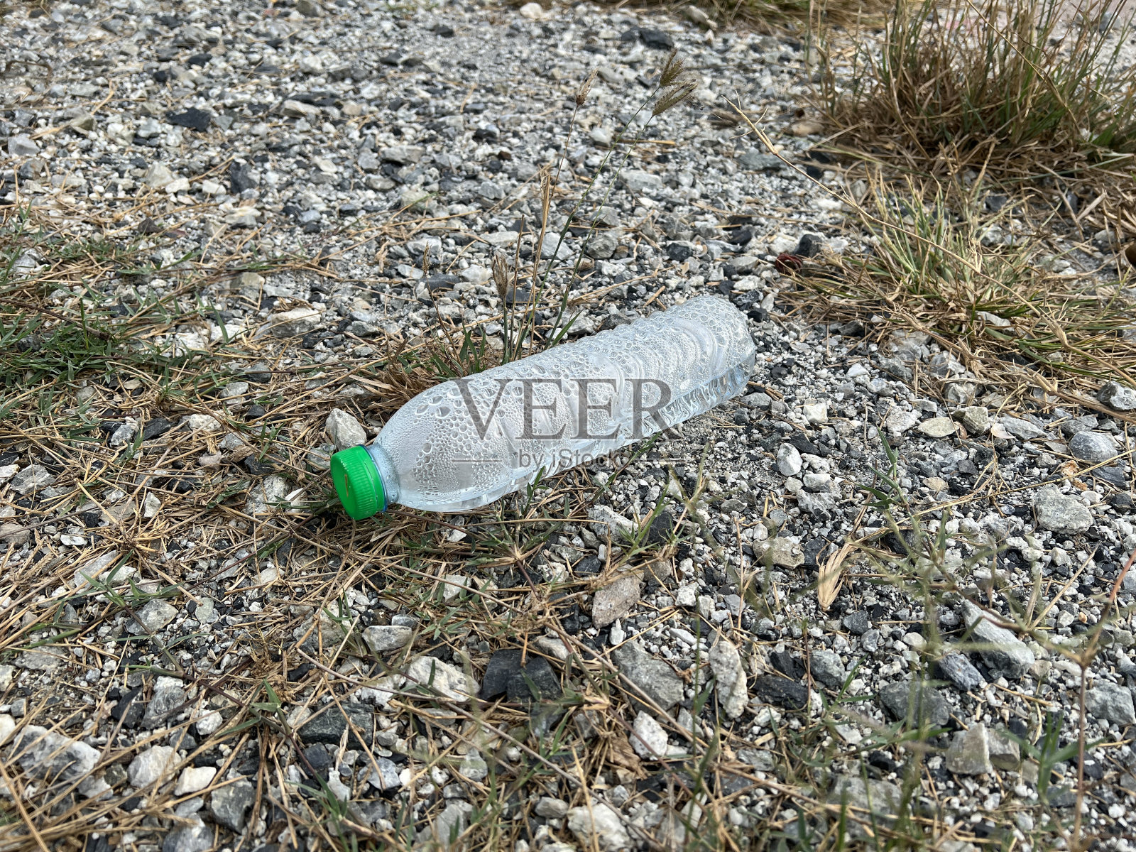 瓶子在地上照片摄影图片