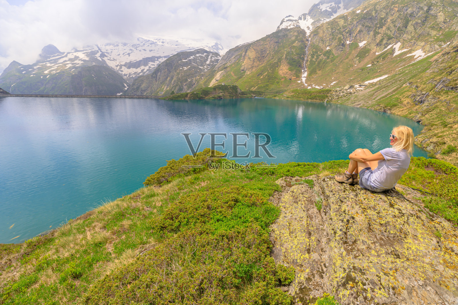 罗比埃湖边的女游客照片摄影图片