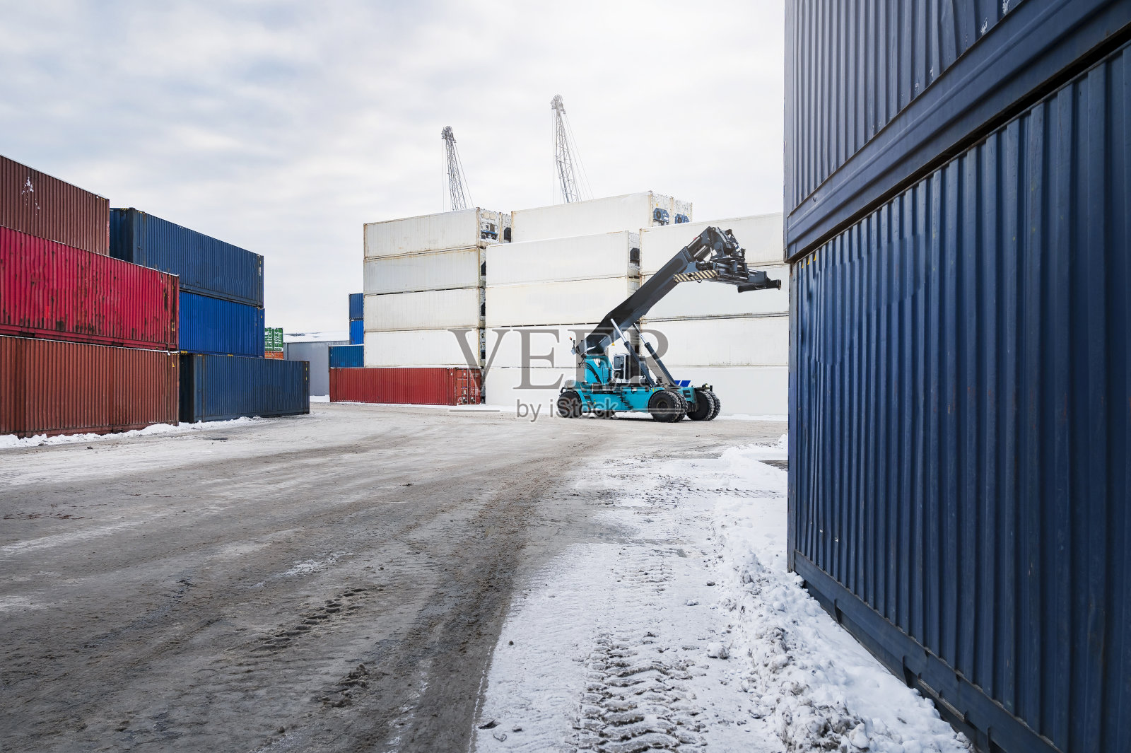 下雪的冬天,工业港口照片摄影图片