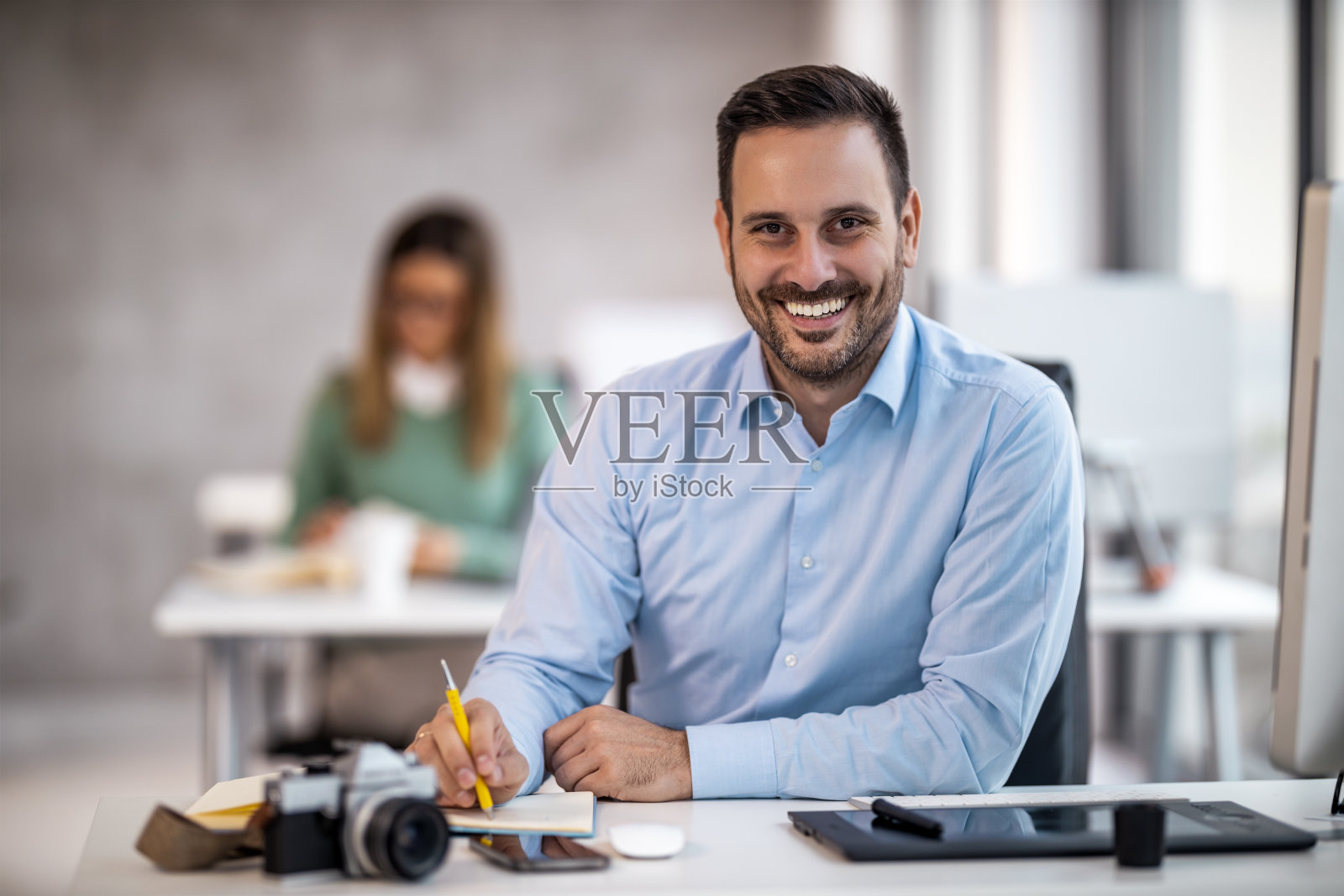 商人在办公室使用电脑时的肖像照片摄影图片