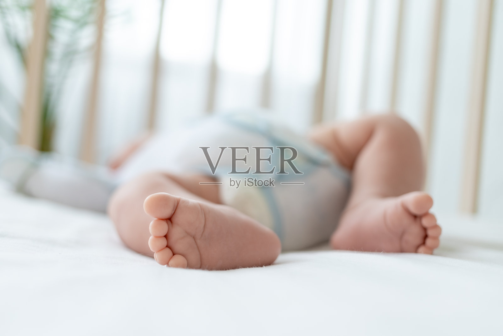 新生儿的脚在白色棉床在家里特写照片摄影图片