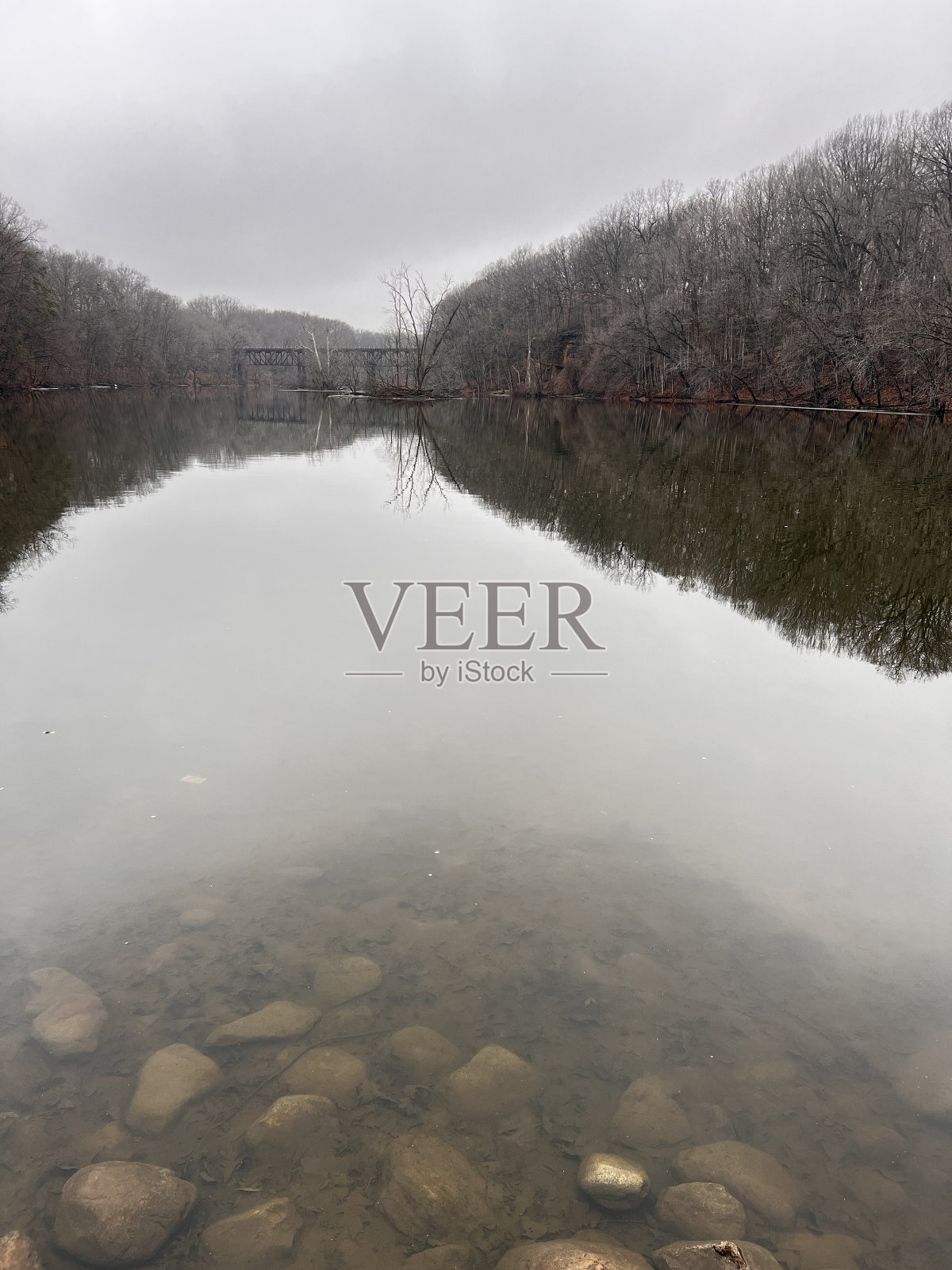 河上阴沉的冬日照片摄影图片