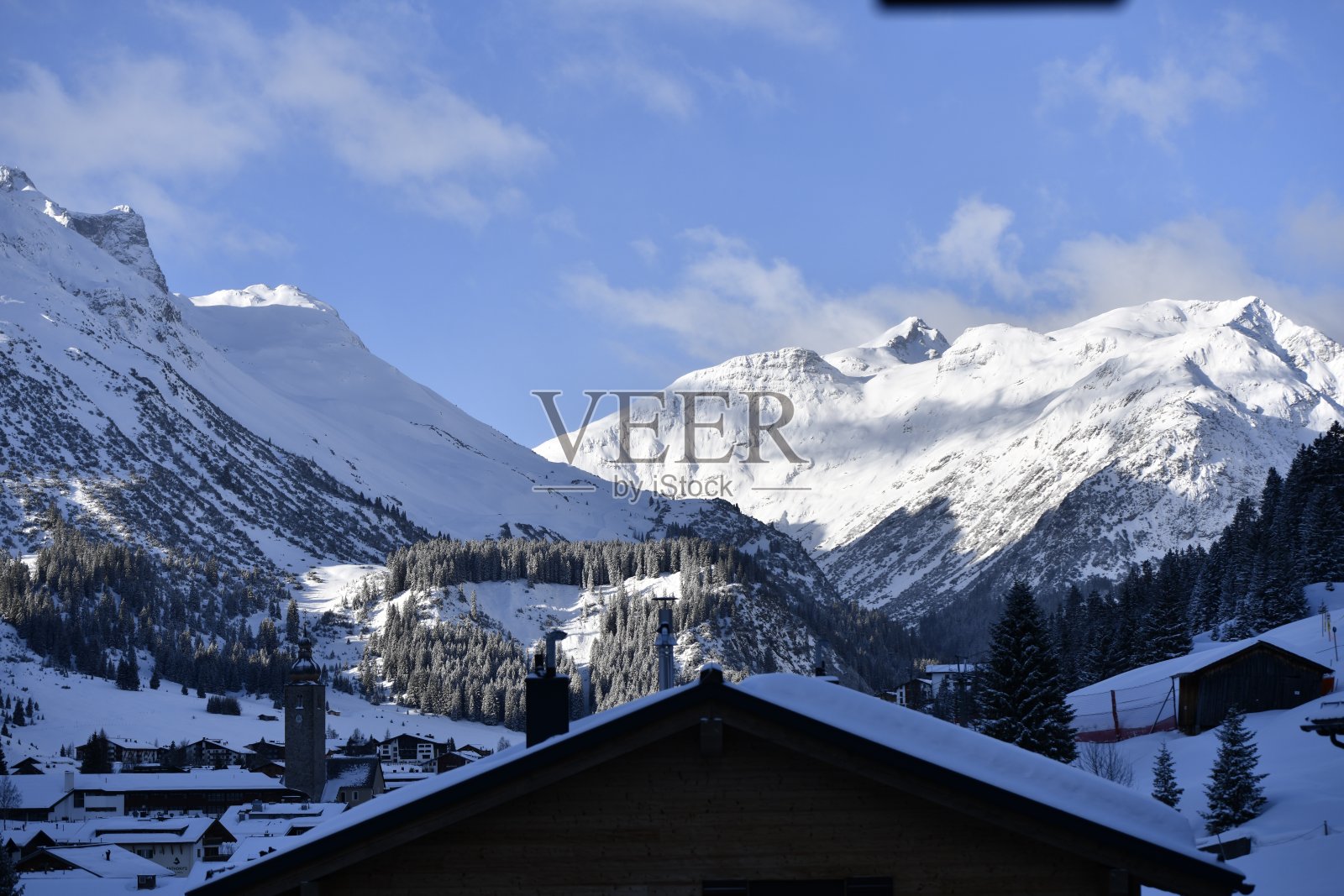 奥地利冰雪覆盖的风景和常青树照片摄影图片