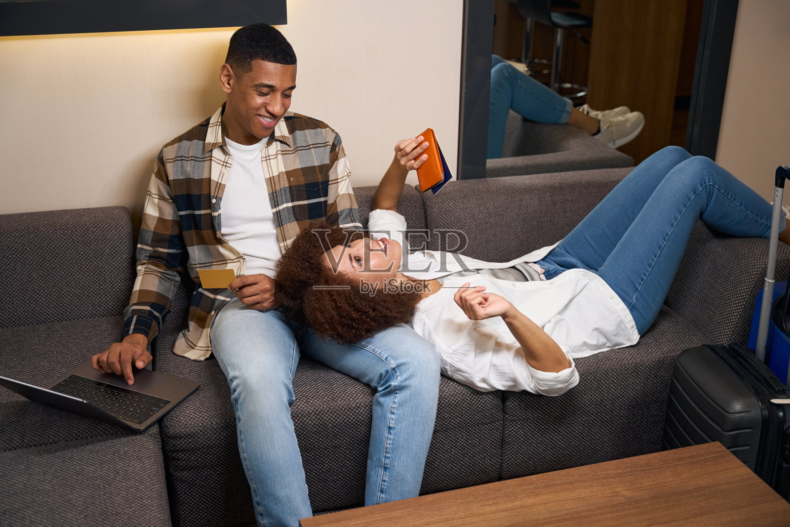 卷毛女人躺在男友大腿上照片摄影图片