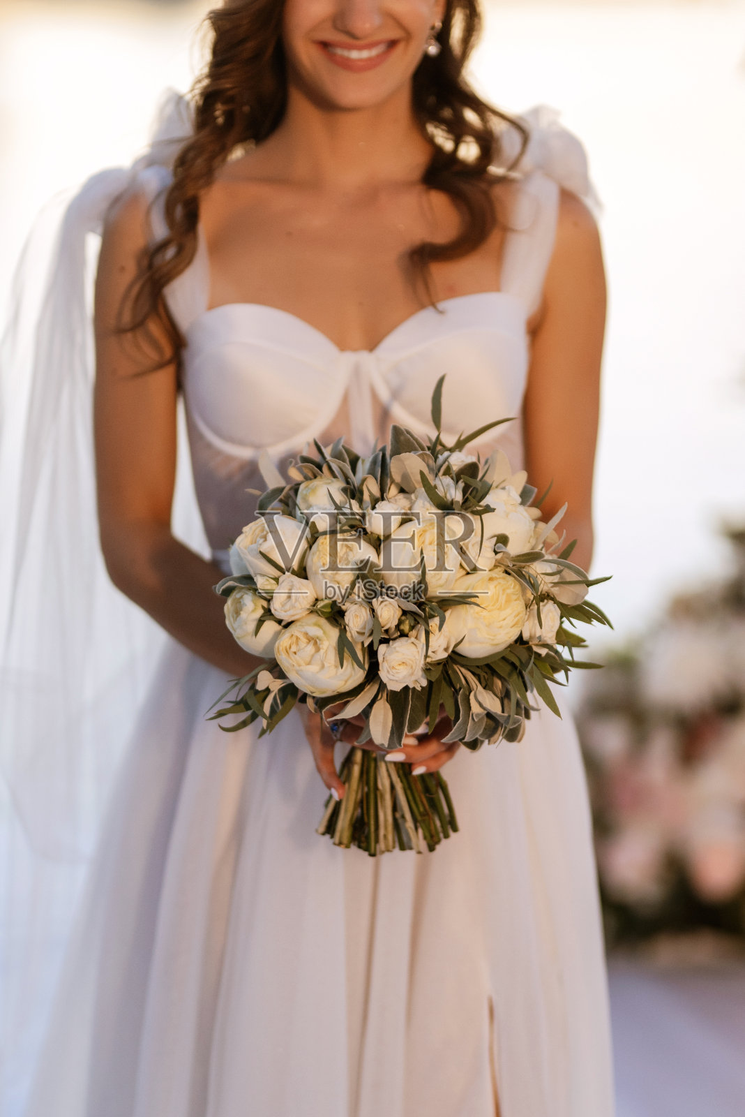 新娘站在黄色夕阳的背景下照片摄影图片