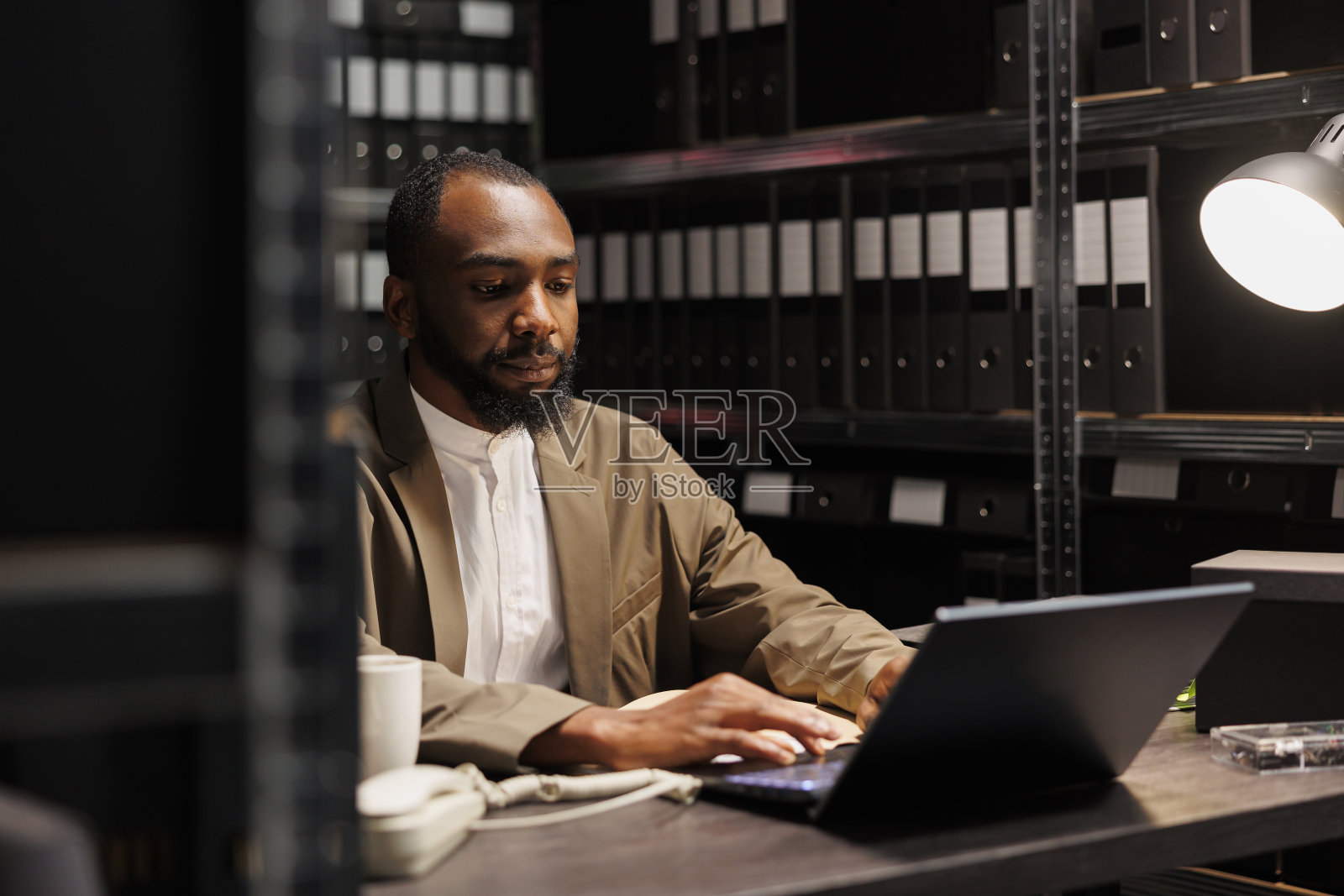 非裔美国人侦探使用笔记本电脑进行调查照片摄影图片