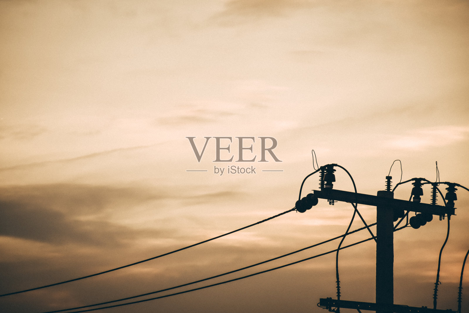 电剪影天空与云的背景。照片摄影图片