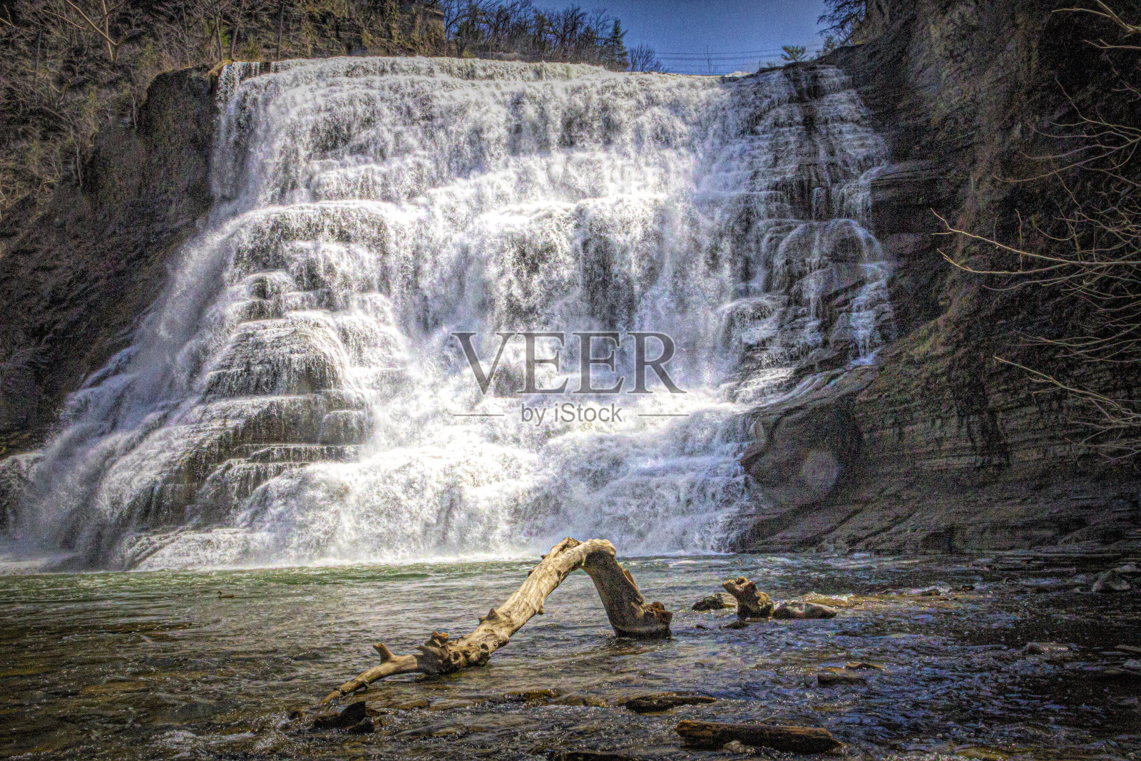 春天的伊萨卡瀑布照片摄影图片