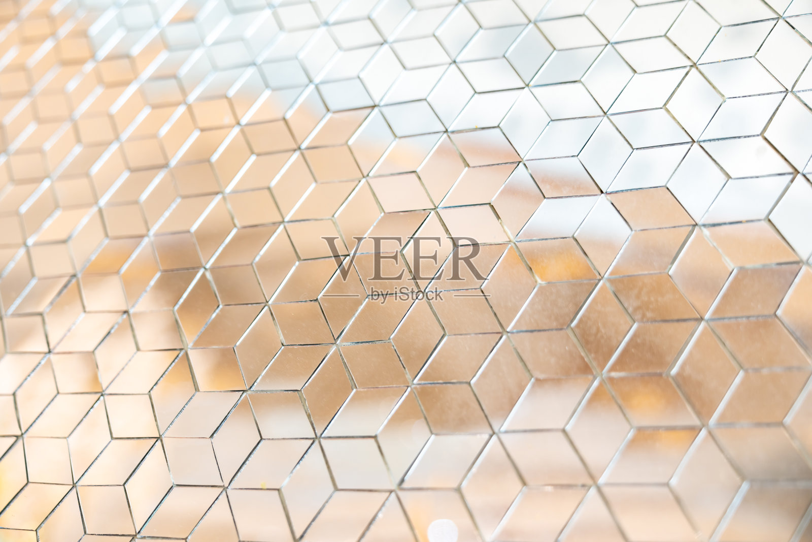 镜面切割成立方体形状,用于装饰墙壁和地板,铺设立体立方体几何图案的镜面瓷砖。照片摄影图片