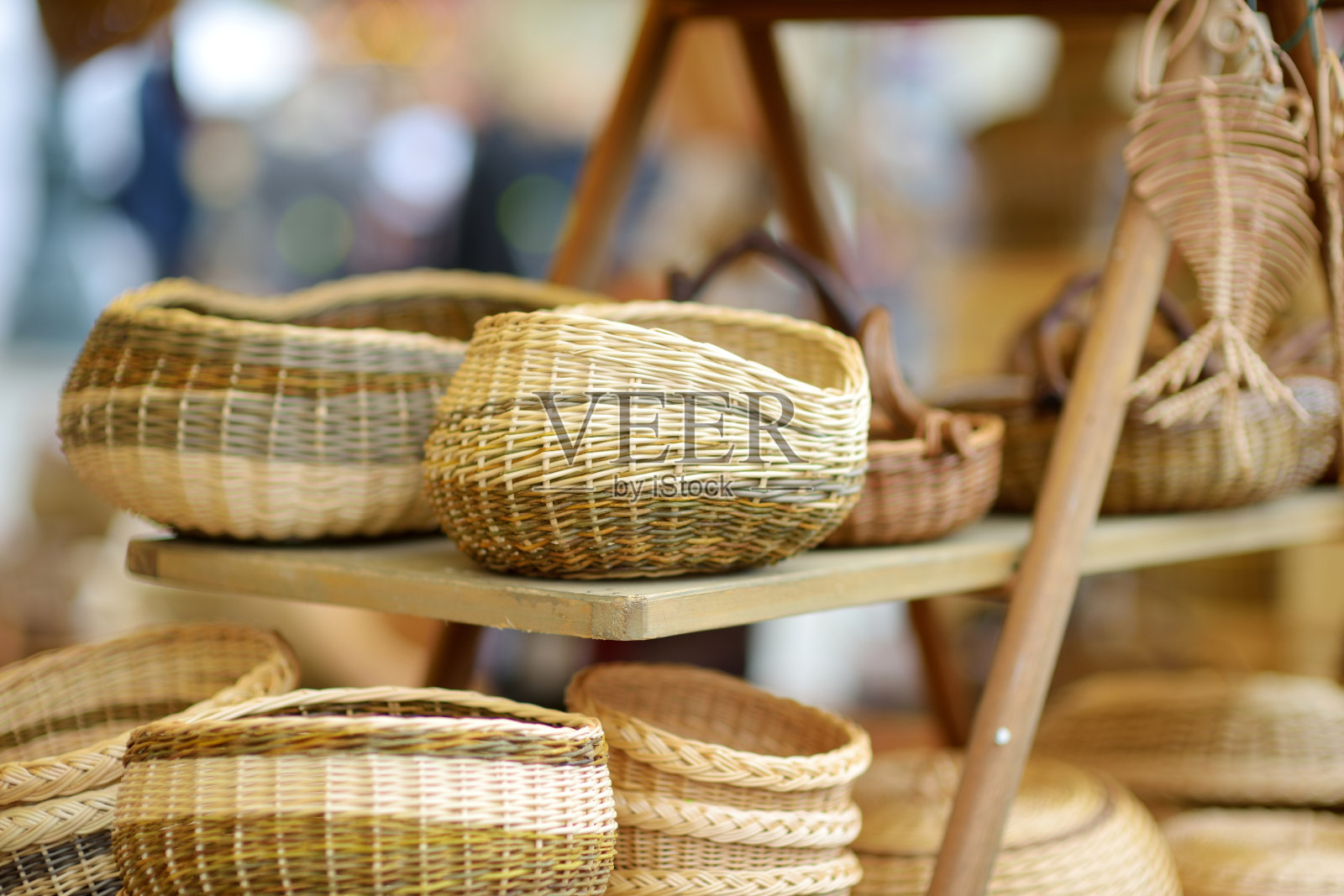 在维尔纽斯的复活节市场上出售的各种篮子。每年三月在立陶宛首都街头举行的春季集市。照片摄影图片