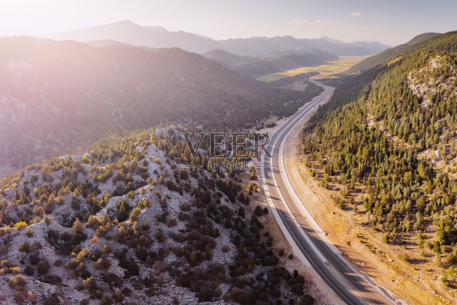 尽管这条路很美,但它很偏僻,从上面几乎看不到文明的迹象。照片摄影图片