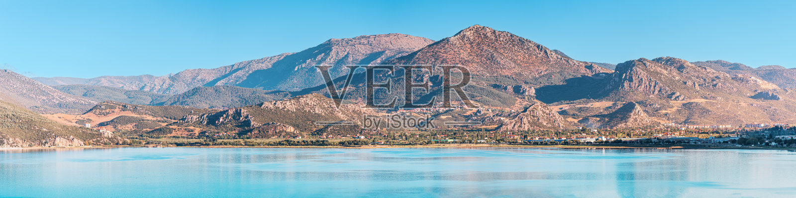 埃吉尔迪尔湖和伊斯帕塔地区城镇的全景。土耳其国家公园平静的绿松石和风景优美的海岸照片摄影图片