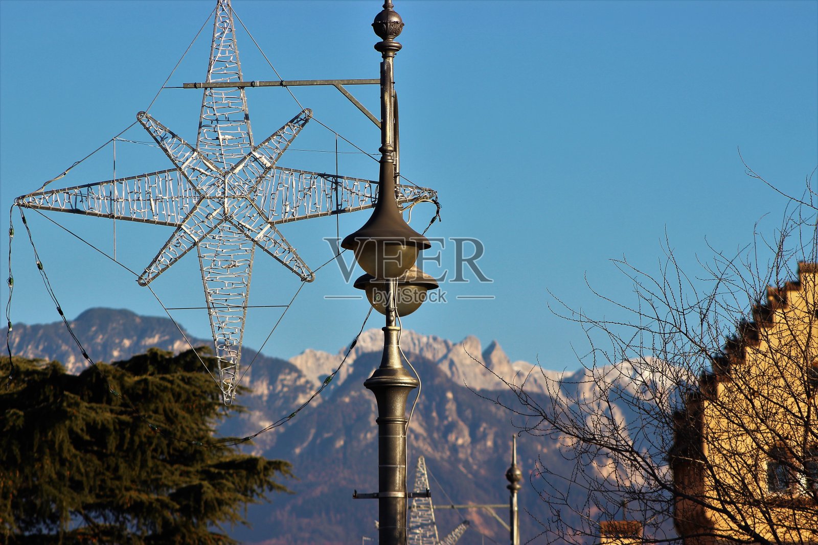 梅拉诺山的圣诞彩灯照片摄影图片