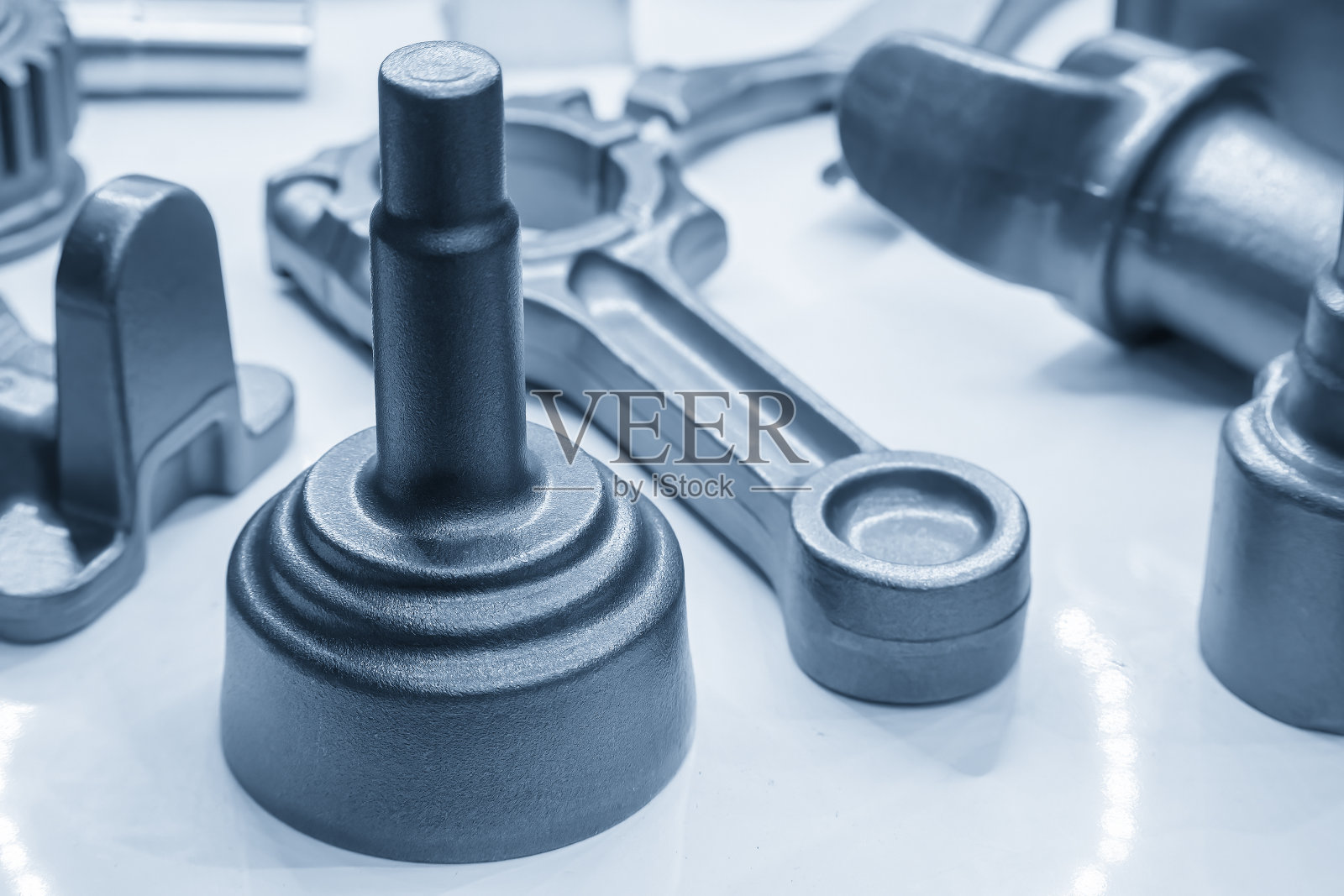 汽车零部件材料由铸造工艺制成。照片摄影图片