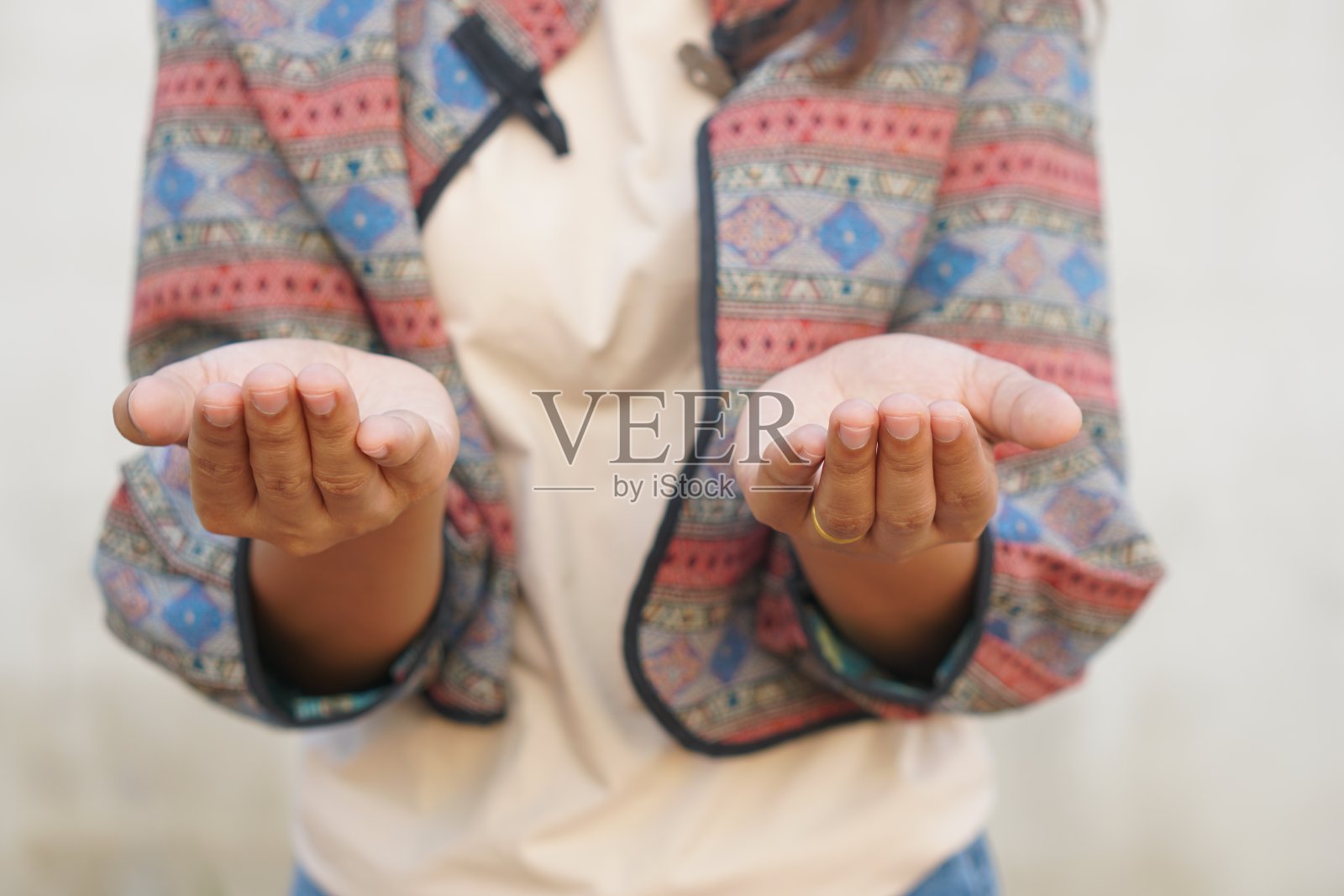 亚洲妇女向上帝祈祷照片摄影图片