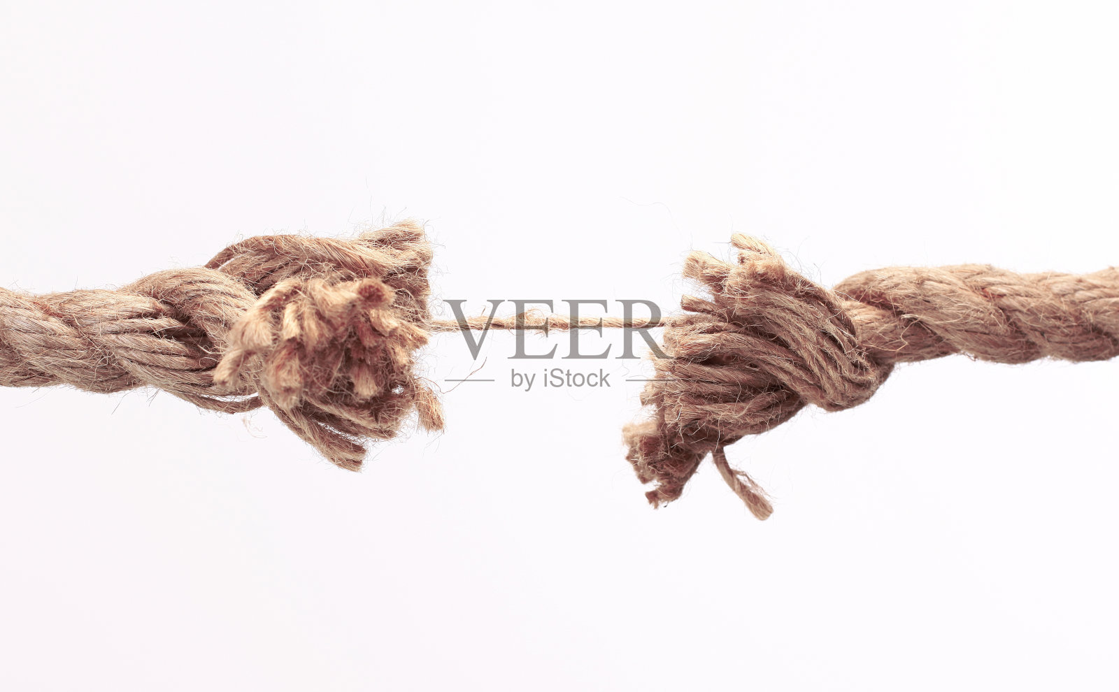 特写镜头。破旧的绳子,孤零零地躺在白色的背景上。照片摄影图片