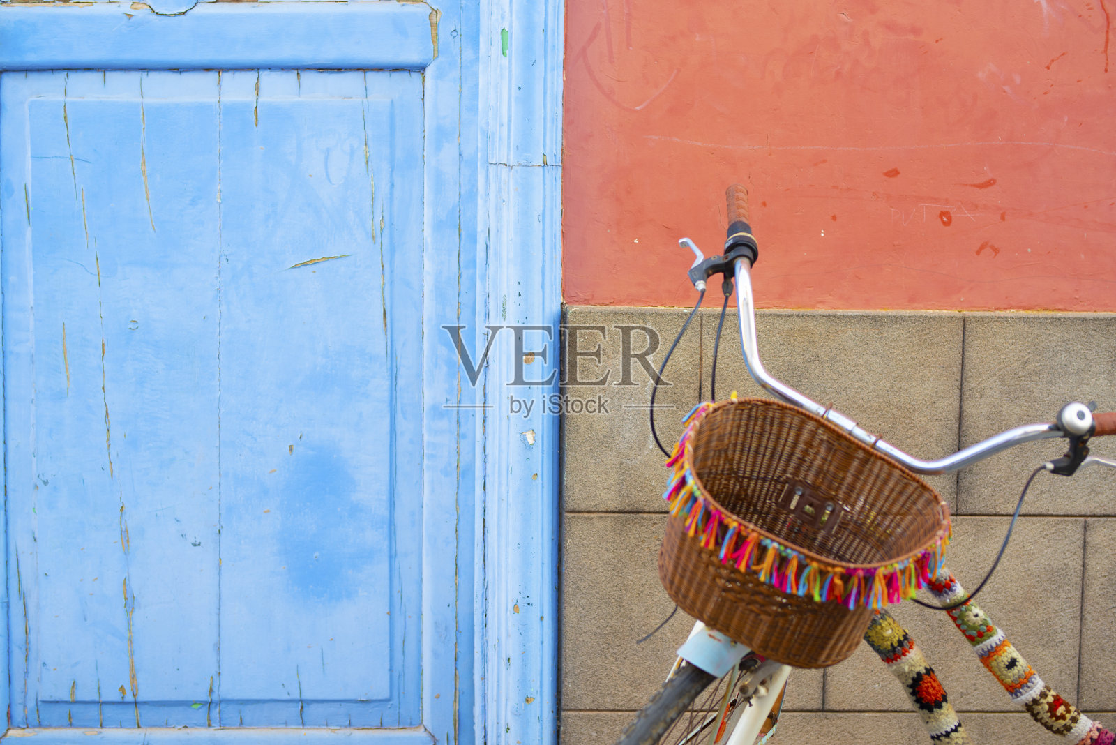 图像背景色彩丰富的自行车,门和墙。多色壁纸的概念交通健康生活方式和房屋业主。副本的空间。蓝色的红色。城市绿色交通照片摄影图片