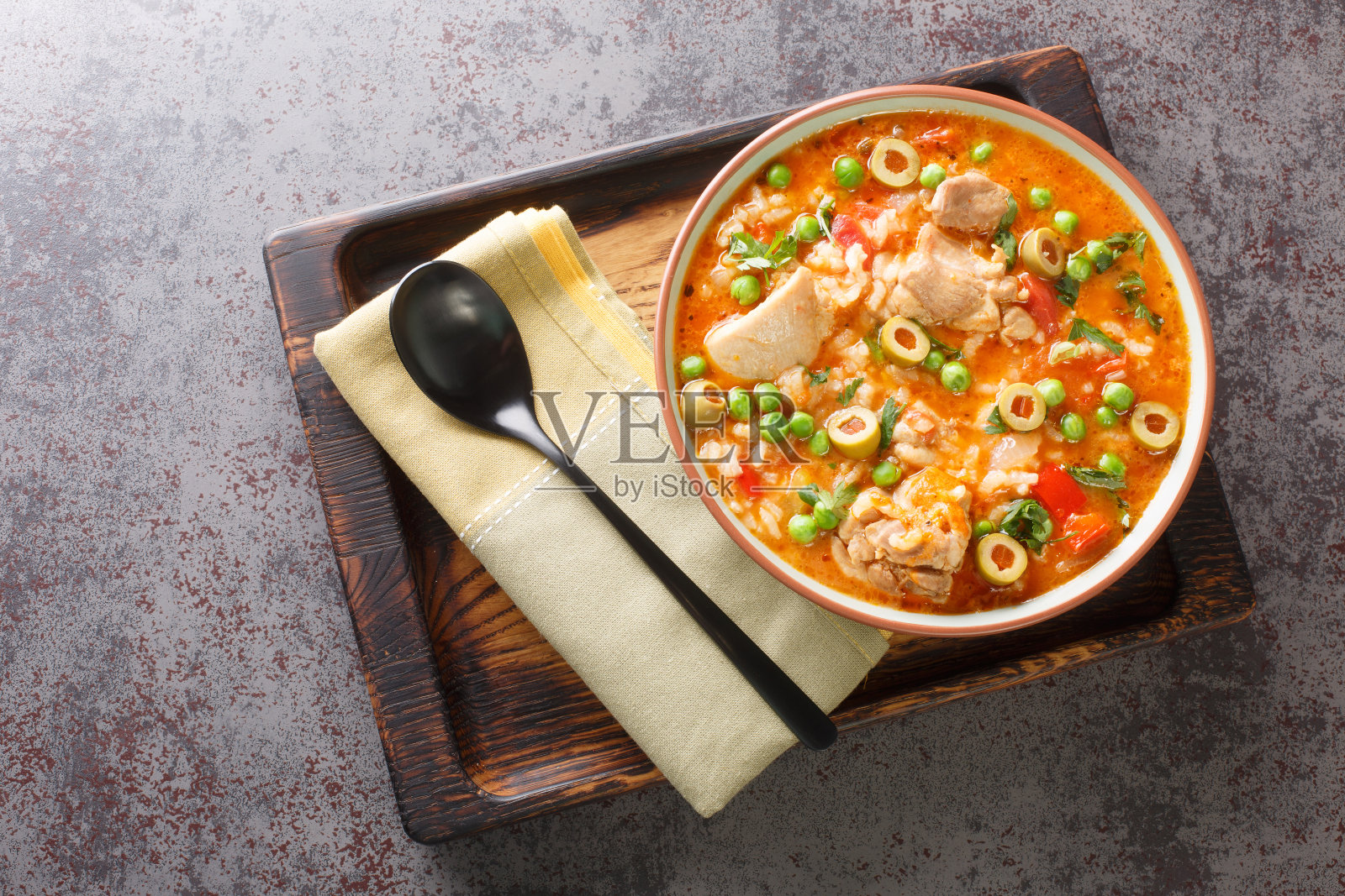 Asopao de pollo是一道加勒比菜,由sofrito、米饭、番茄酱和一口大小的鸡肉块组成。水平俯视图照片摄影图片