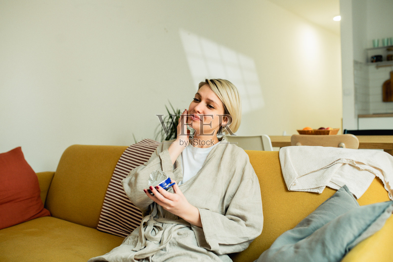 女子在家休息照片摄影图片