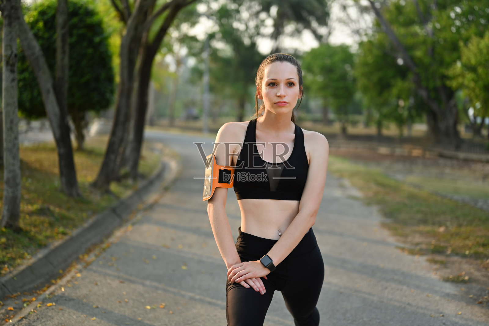 动机体育白人妇女伸展腿,准备早上锻炼。健康的生活方式和健康理念。照片摄影图片