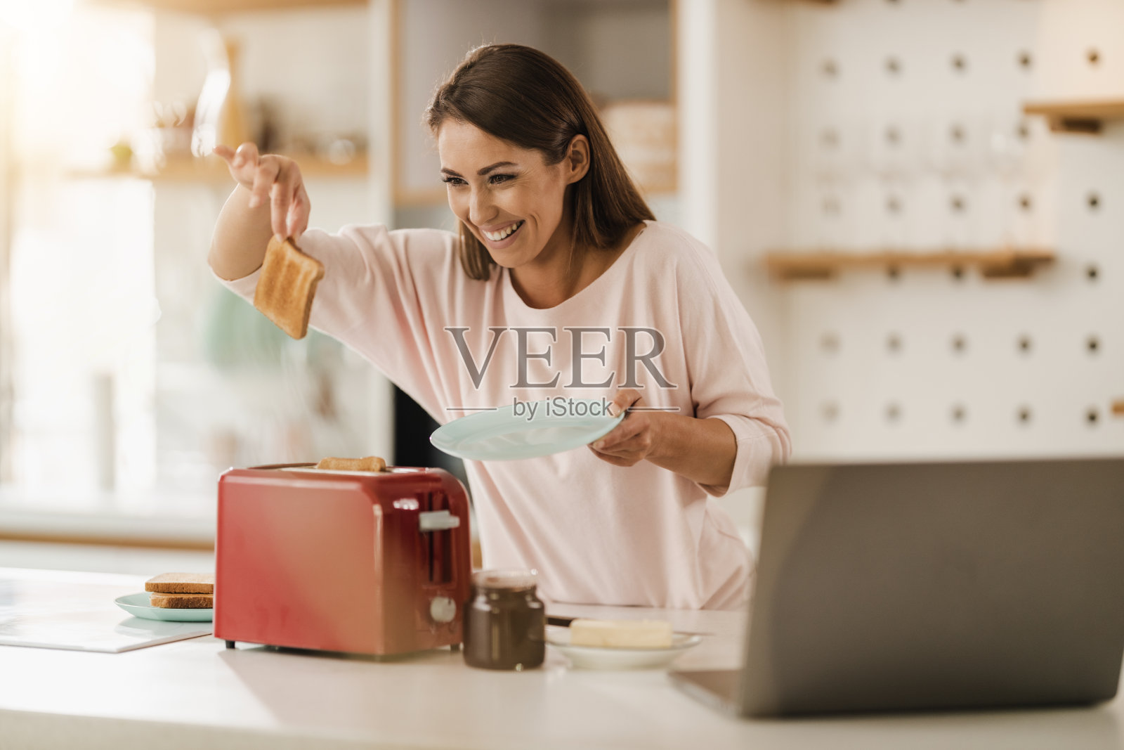 早餐烤面包的女人照片摄影图片