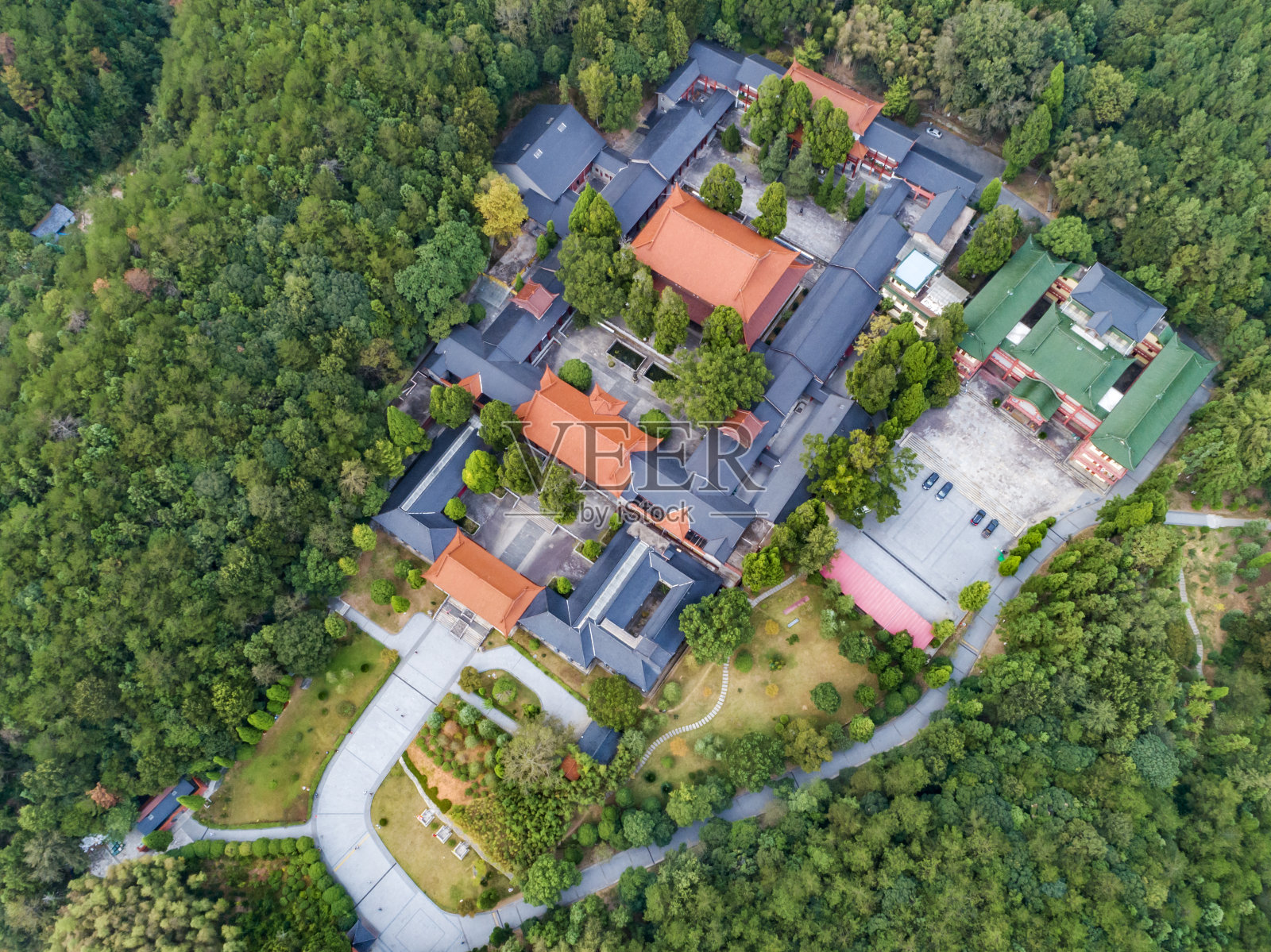 绿色森林中的寺庙航拍照片摄影图片