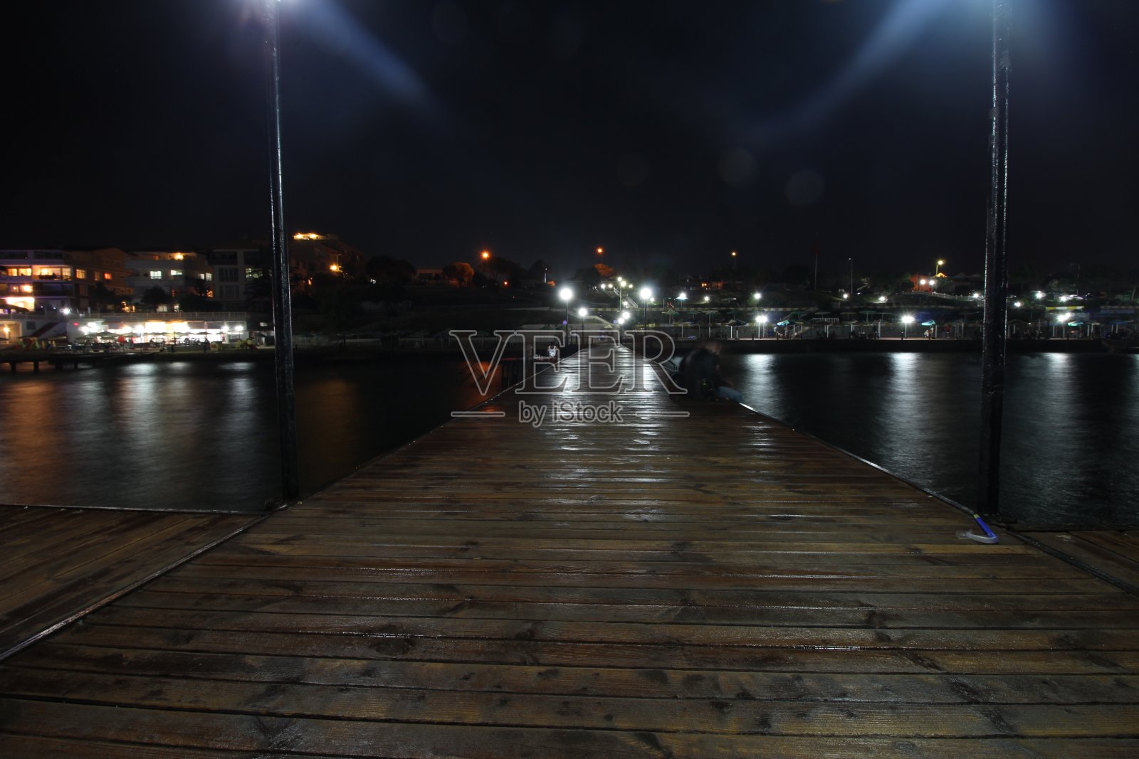 夜晚码头的月光,夜晚海滩的灯火,夜晚海景照片摄影图片