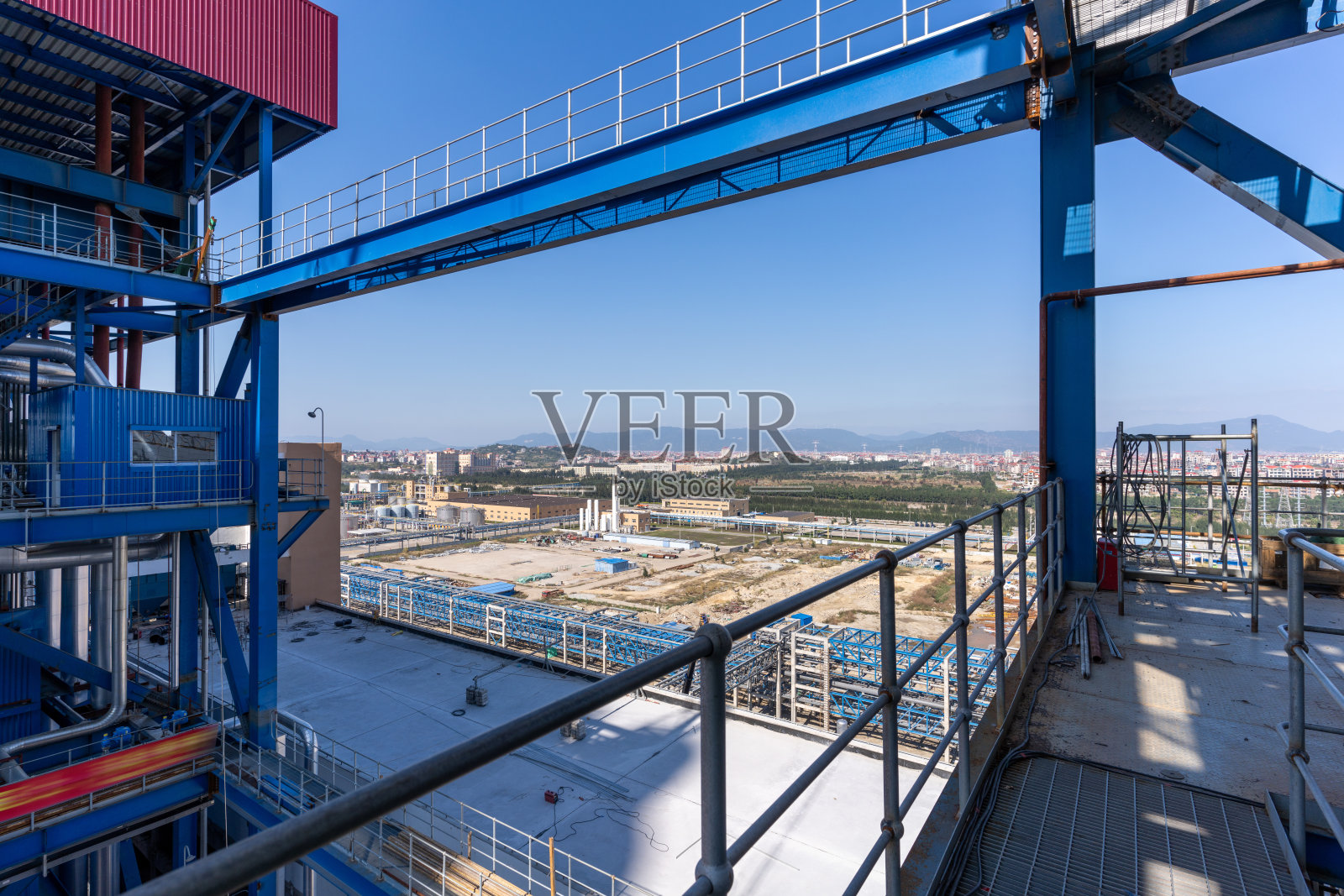 施工现场工作平台及脚手架杂乱照片摄影图片