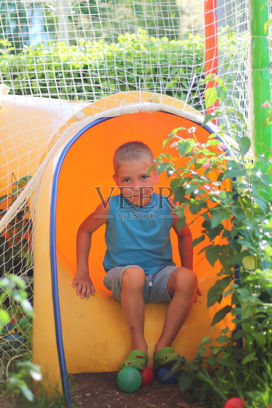 操场上可爱的男孩,暑假照片摄影图片