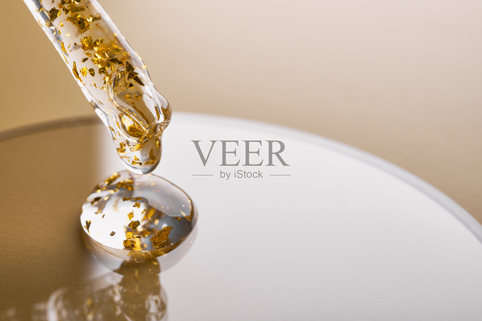 移液管和凝胶化妆品与黄金在皮氏培养皿米色背景照片摄影图片