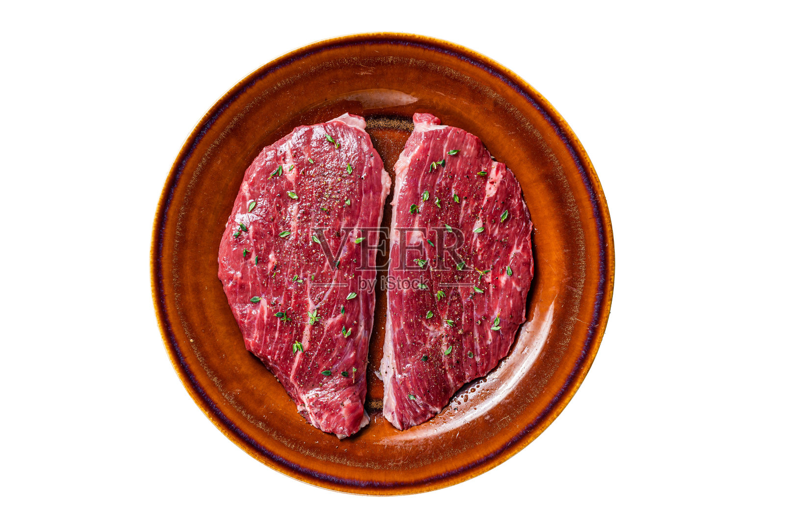 用百里香和橄榄油盛在乡村盘子里的生牛臀肉或牛腰肉。白色背景隔离照片摄影图片