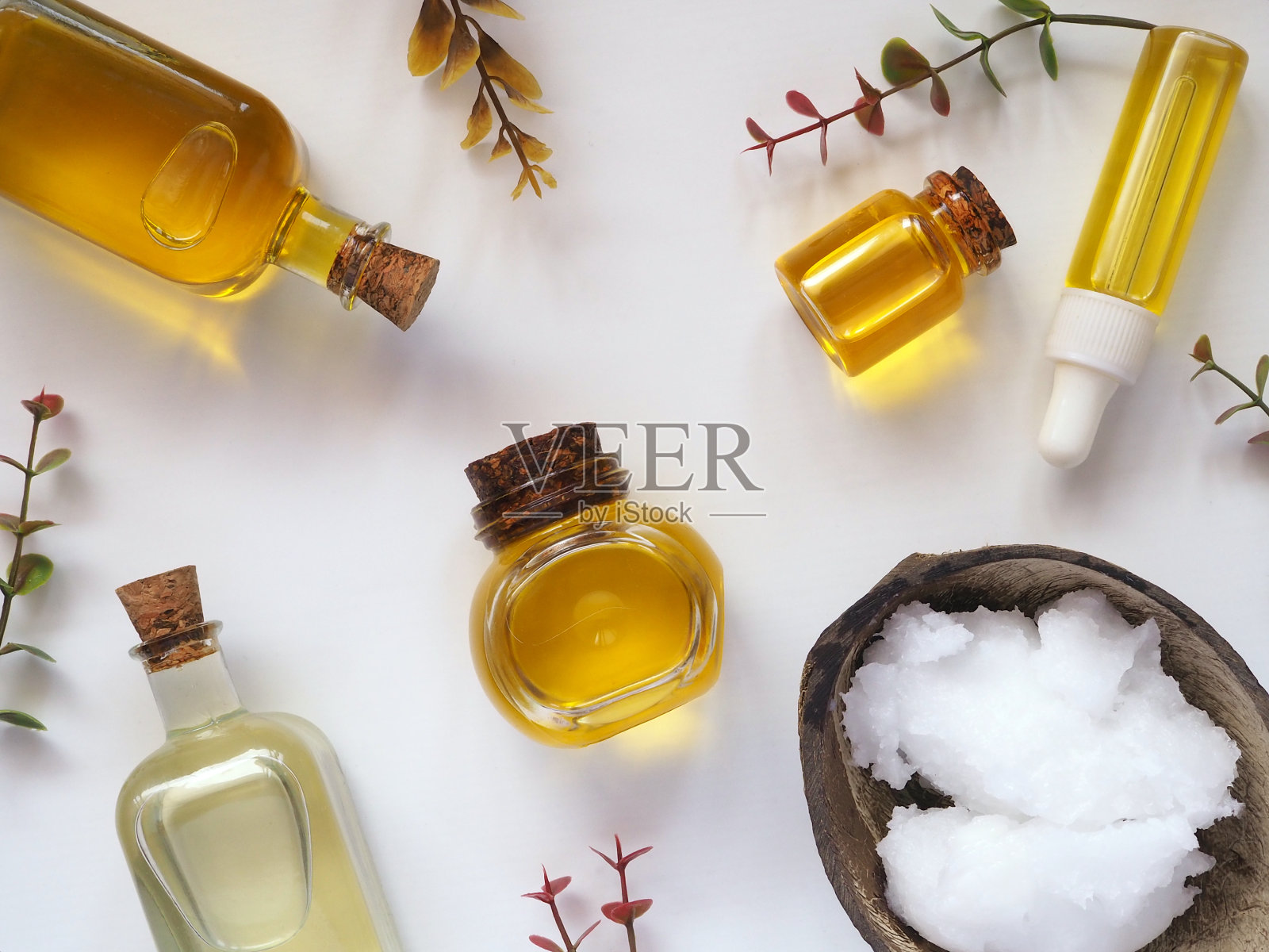 白色底色有机护肤品。油和黄油照片摄影图片