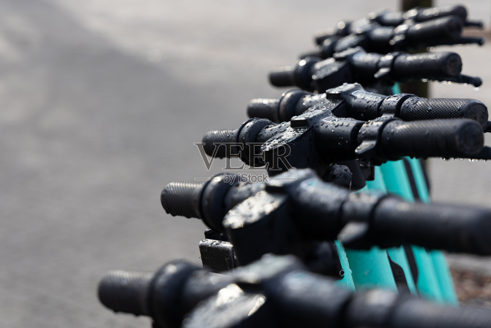 电动滑板车的把手湿了。照片摄影图片