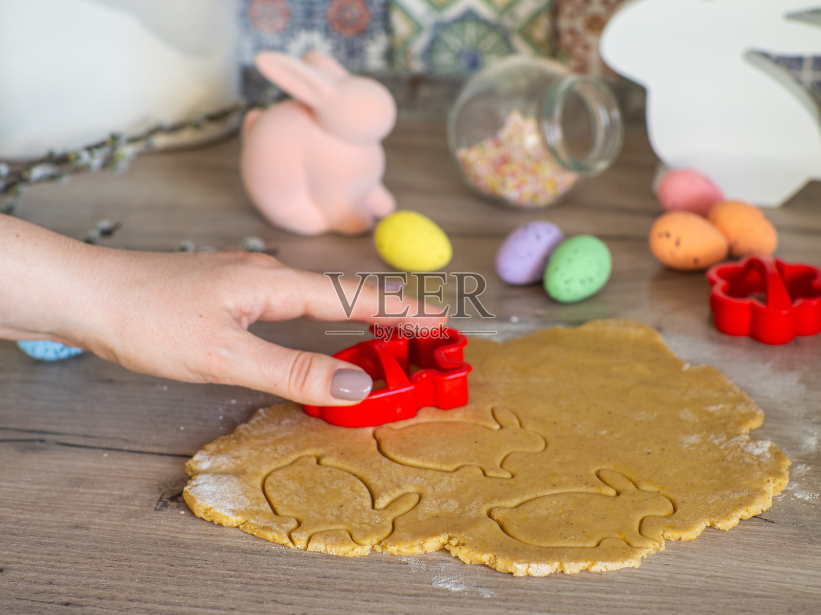 妇女们的手在揉姜面和雕刻小雕像照片摄影图片