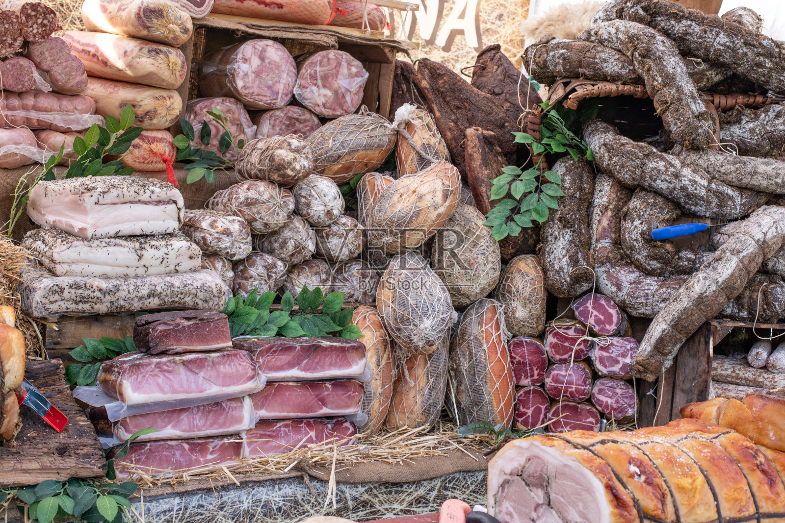 各种腊肠、生火腿、猪油、猪肉和典型意大利肉制品陈列在展柜中。有机食品。有机畜牧业照片摄影图片