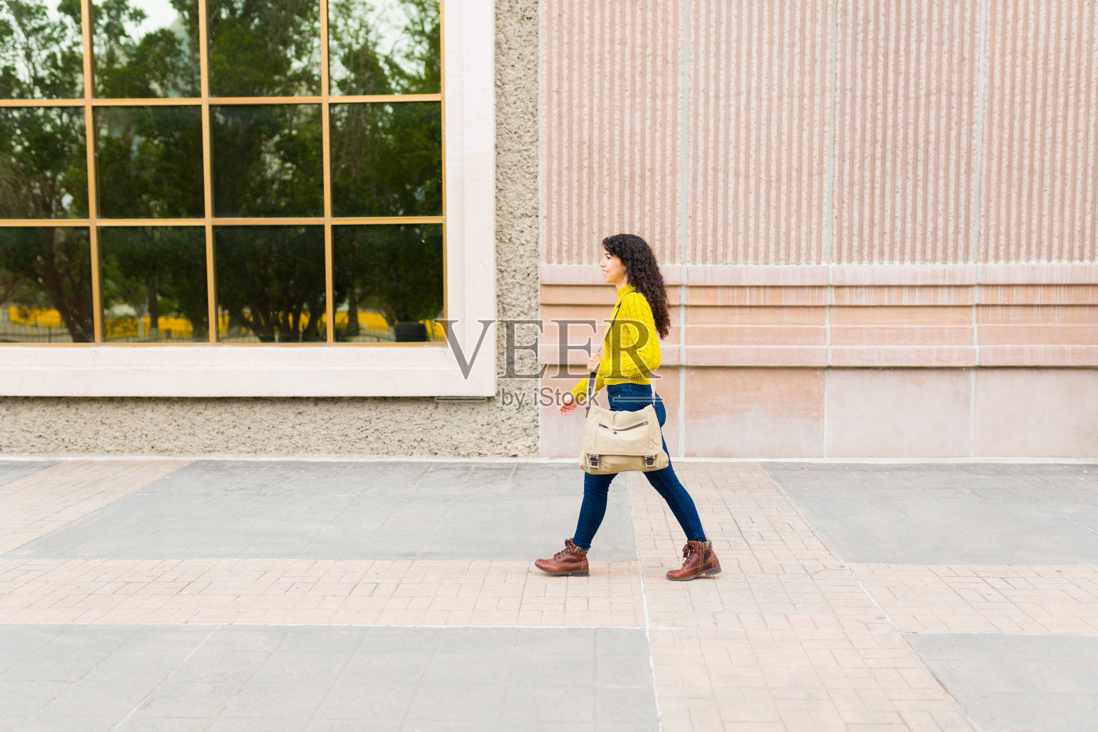 一个快乐的女人走路去上班照片摄影图片