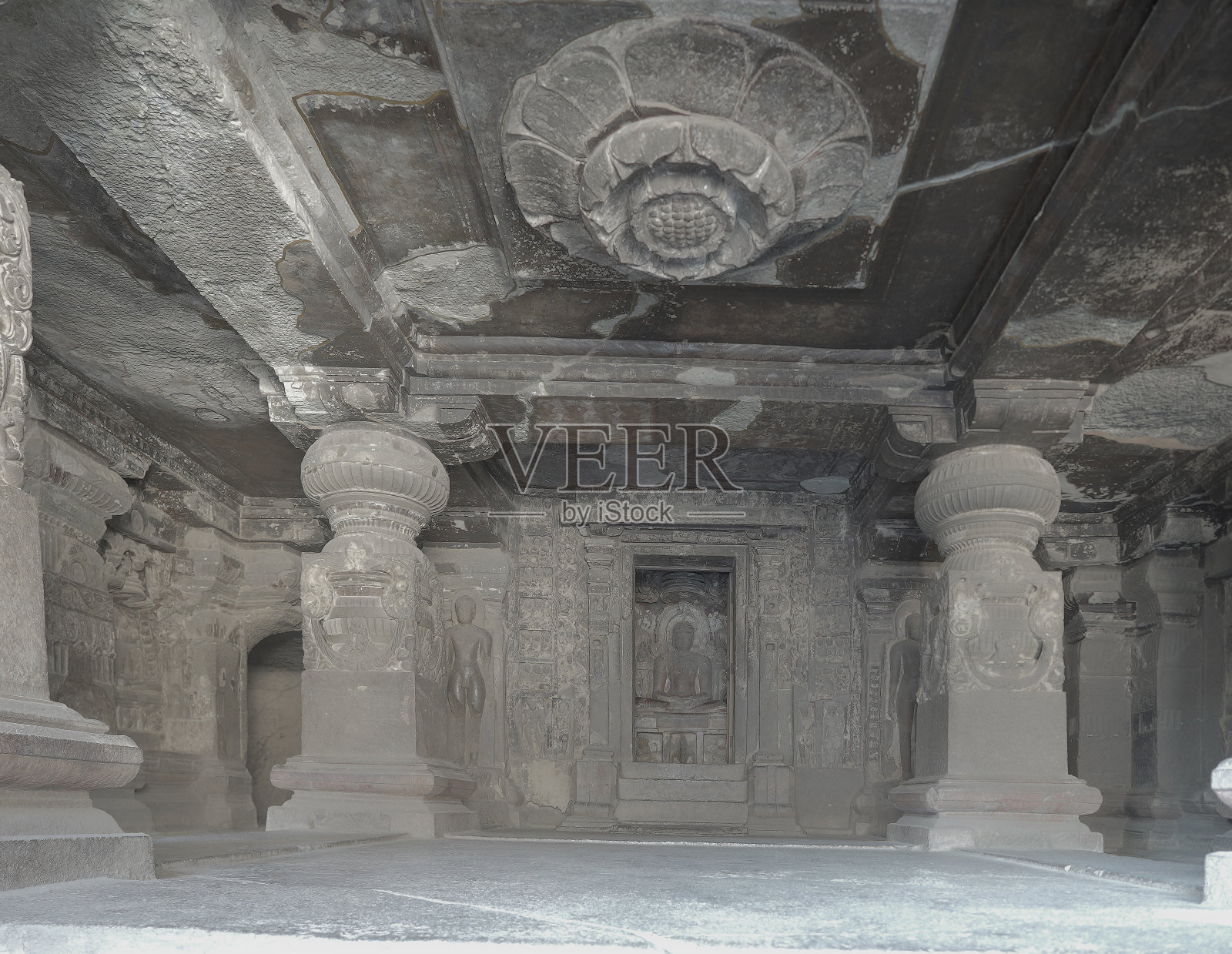 艾罗拉洞穴内部的大大厅,柱子上有耆那教的石雕,实现了像马哈维尔和其他提尔坦卡这样的灵魂。照片摄影图片