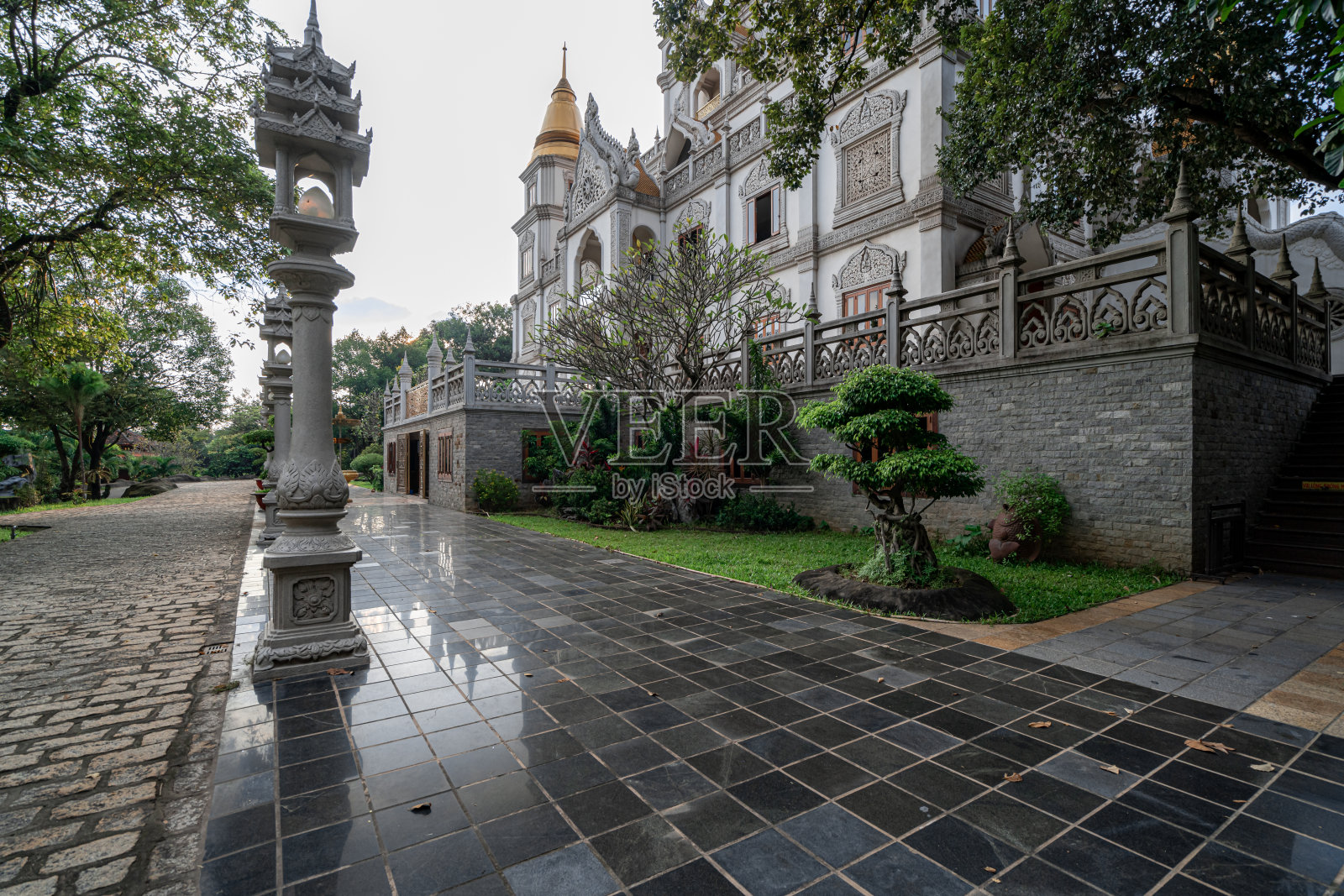 布隆塔美丽的夜晚,它是胡志明市9区最大的宝塔之一。它是越南著名的旅游胜地。越南库存照片照片摄影图片