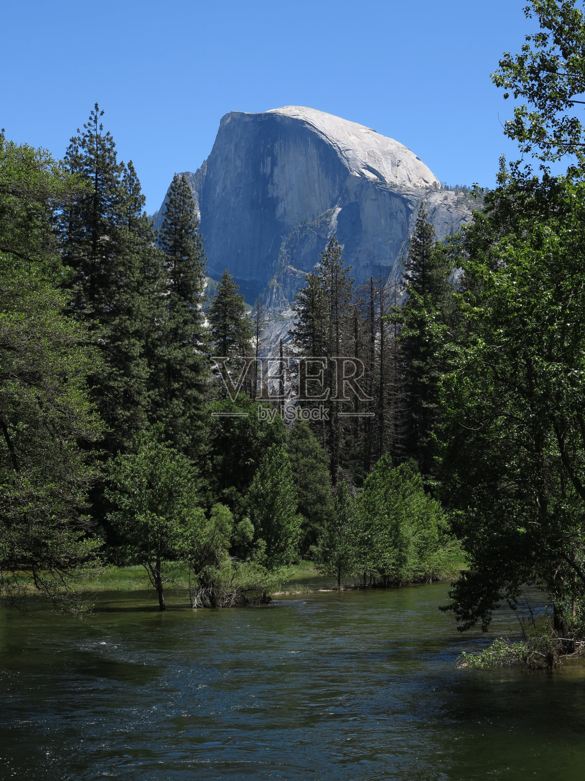 半圆顶和河流照片摄影图片