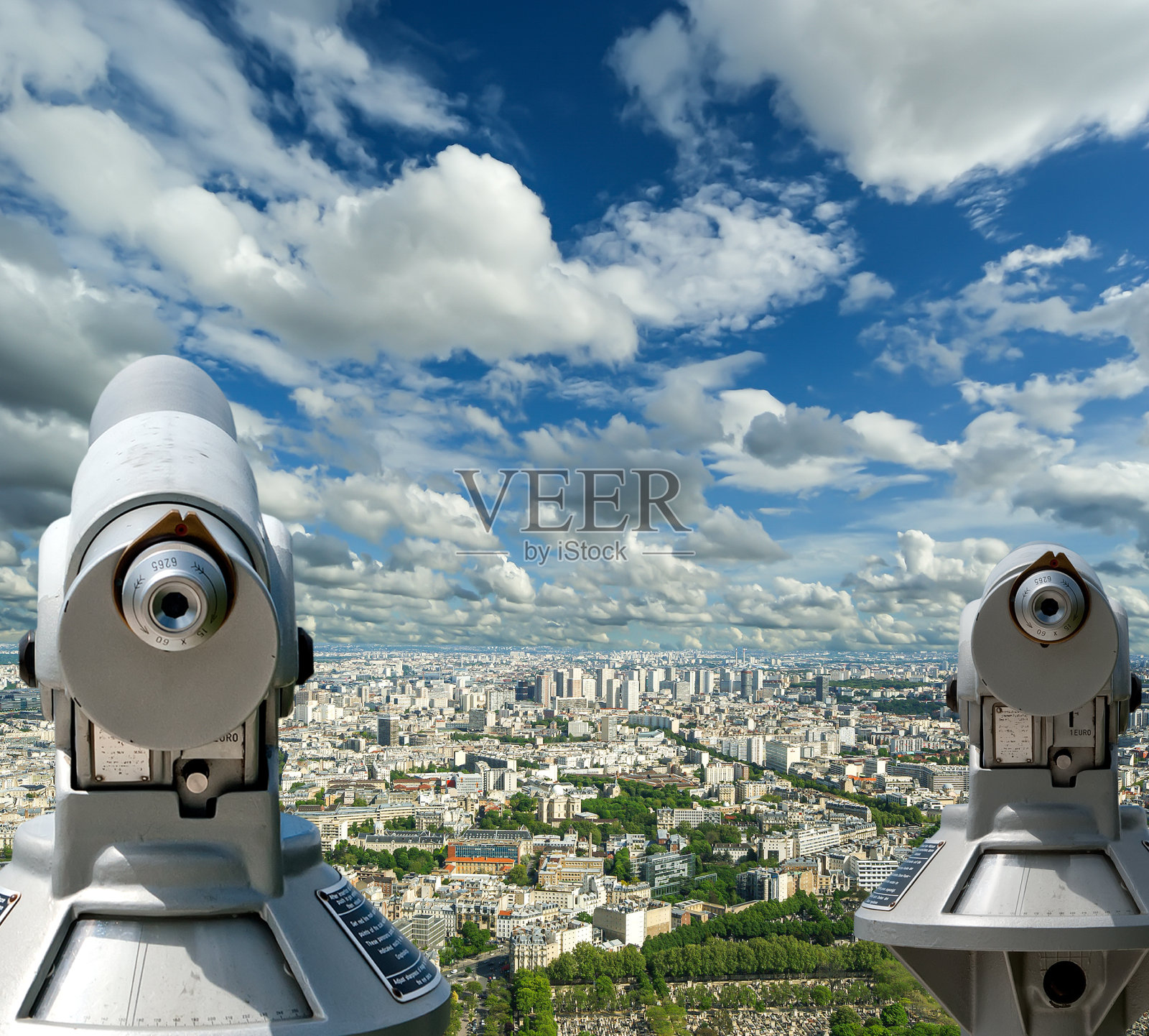 望远镜观测者和白天的城市天际线(以非常美丽的云层为背景)。巴黎,法国。照片摄影图片