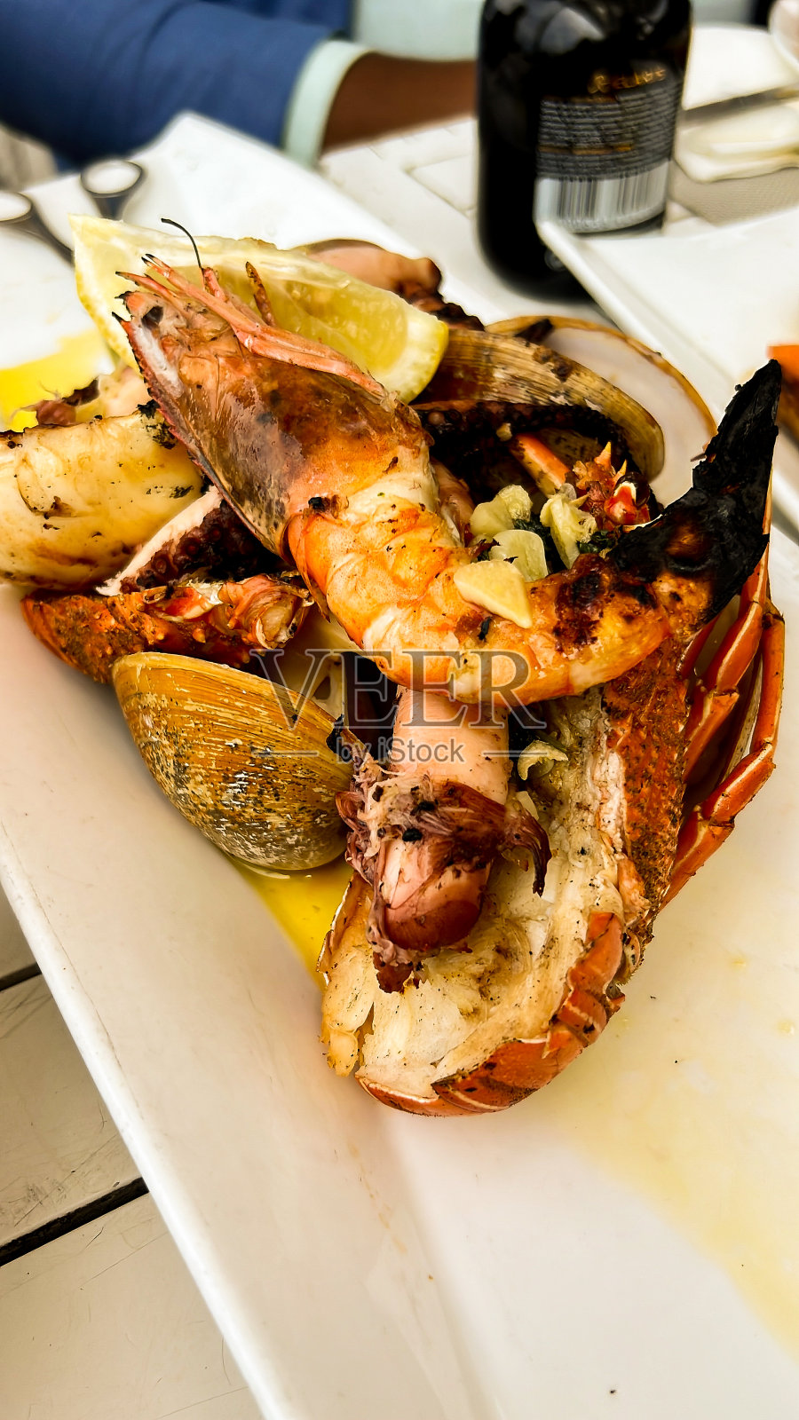 以个人的视角在餐桌上享用美味的海鲜照片摄影图片