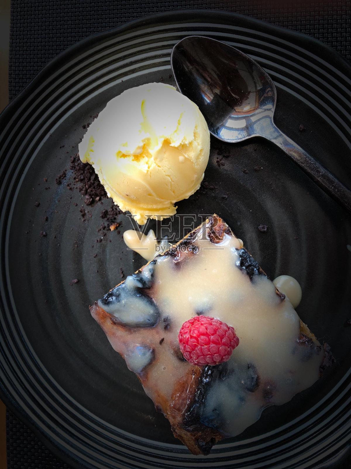 蛋糕配香草冰淇淋,黑色背景照片摄影图片