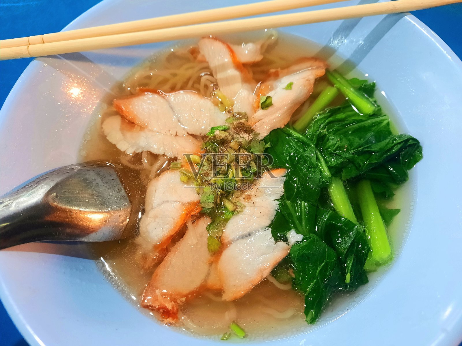 红烤猪肉蛋面-曼谷街头小吃。照片摄影图片