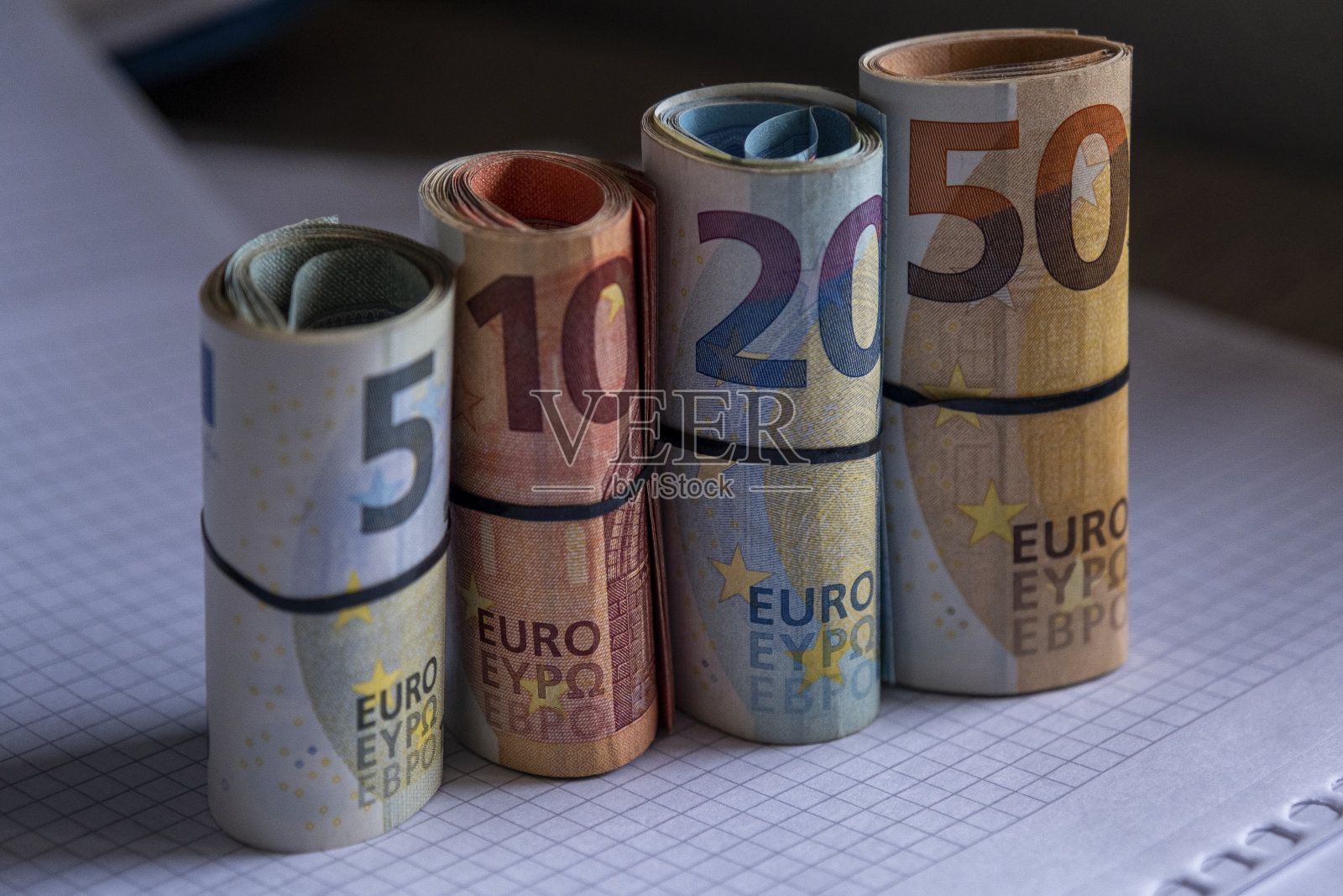 5,10,20,50欧元包在轮胎里照片摄影图片